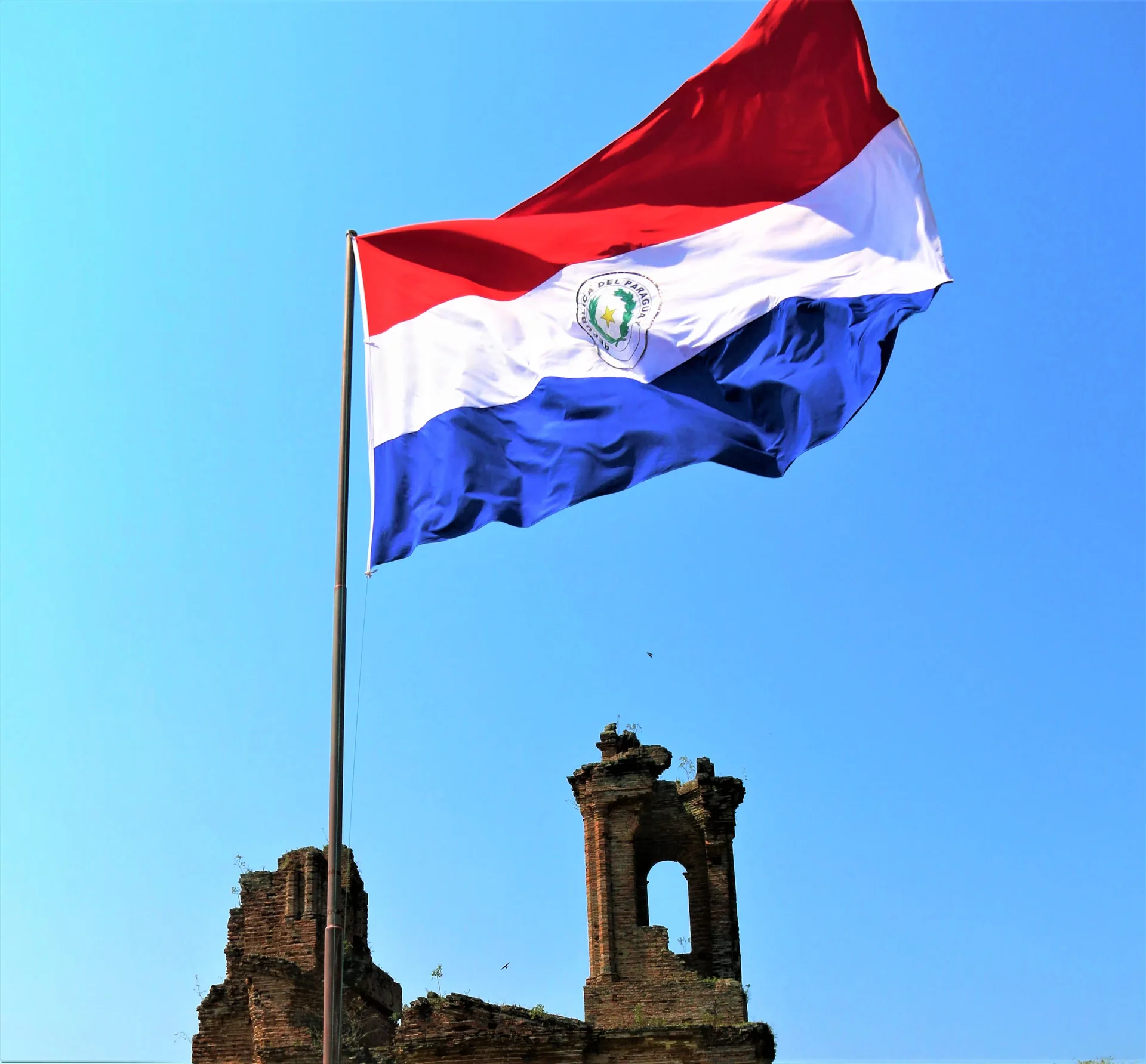 Le drapeau du Paraguay au-dessus d'un monument historique paraguayen
