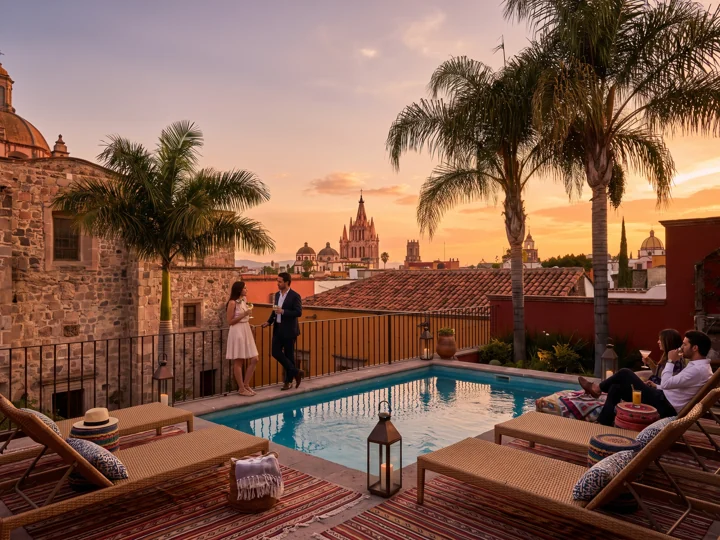Terrasse d'hôtel avec piscine et palmiers au coucher du soleil